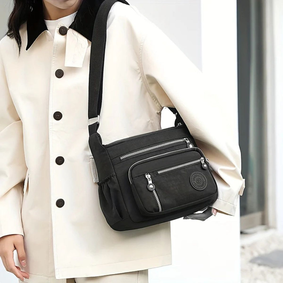Damen Tasche mit Reißverschluss & robusten Nähten. Ein langlebiges & modisches Accessoire.
