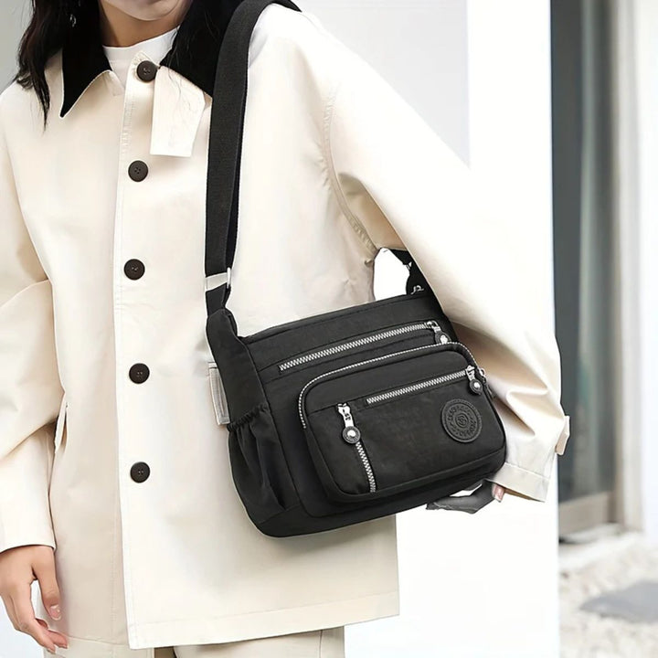 Damen Tasche mit Reißverschluss & robusten Nähten. Ein langlebiges & modisches Accessoire.