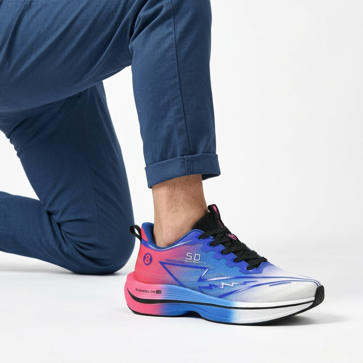 Herren Laufschuh mit Carbonplatte in Bewegung. Schnelle Schuhe für Training und Wettkampf.