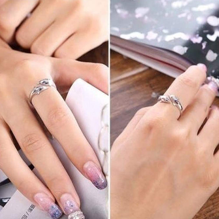 Verstellbarer Damen-Silberring mit zwei liebevoll gestalteten Delfinen. Ein eleganter Tierring, der Harmonie bringt.
