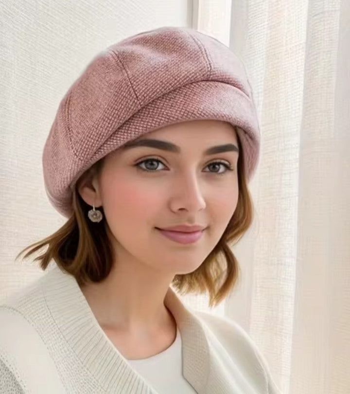 Stylisches Damen Barett mit feinem Karomuster. Trendige Mütze und warme Kopfbedeckung für die kalte Jahreszeit.