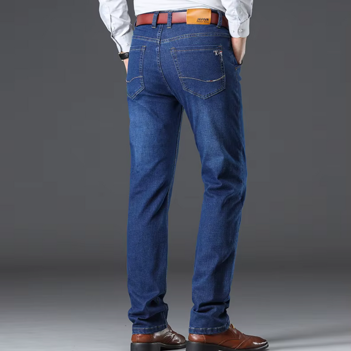 Nahaufnahme der Denim-Struktur einer Herren Stretch-Jeans, klassische Passform, dehnbar.