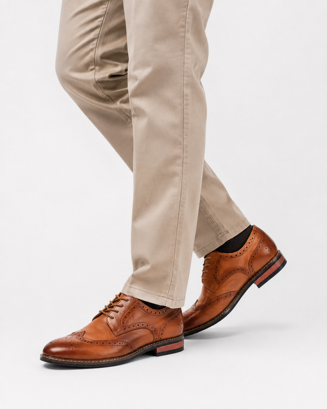 Stilvolle Herren Schnürschuhe, Brogues aus glänzendem Leder, die Eleganz für Business und besondere Anlässe bieten.