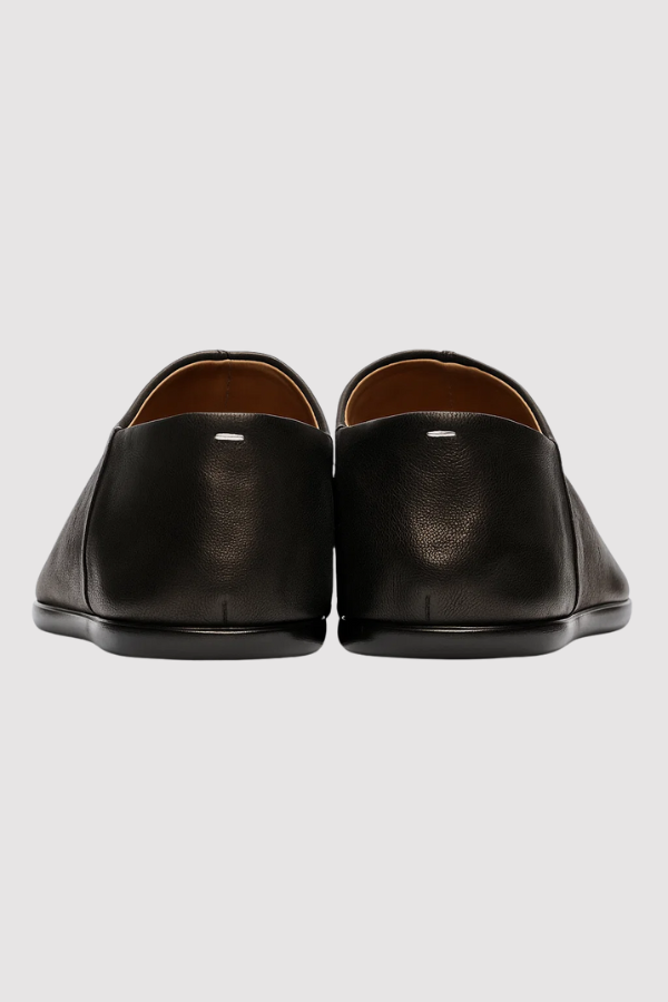 Moderner Mann trägt komfortable Herren Tabi Slipper, stilvolle Freizeitschuhe für einzigartigen Look.