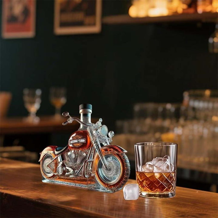 Hochwertiger Unisex Whisky Dekanter aus Glas im Harley-Design, ein stilvolles Barzubehör und Sammlerstück.