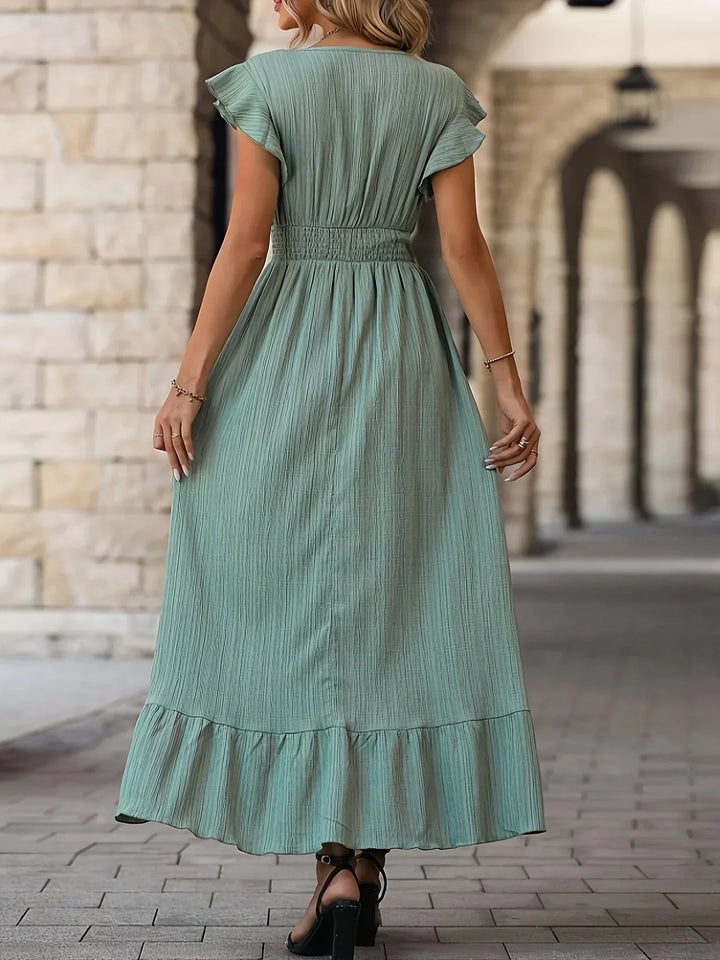 Modernes Damen Rüschenkleid für Frauen in Übergröße, vielseitig als Sommer- oder Abendkleid.