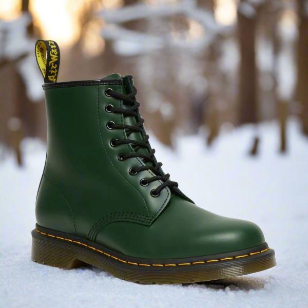 Frau trägt bequeme, rutschfeste Damen Schnürstiefel beim Spaziergang. Ideal als Alltagsschuhe.