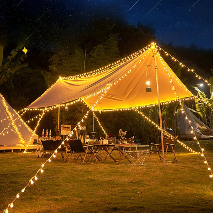 Detailansicht der 50 LEDs der wasserdichten Solar-Lichterkette. Perfekt für stimmungsvolle Außenbeleuchtung.