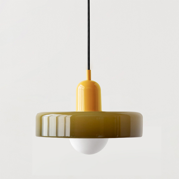 Pendelleuchte mit Buntglas, Bauhaus-Inspiration, als stilvolle Wohnzimmerlampe.