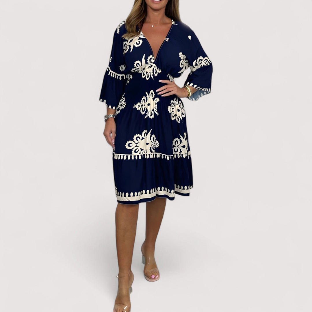 Frau trägt elegantes Boho Damenkleid mit Stickerei, fließender Silhouette. Perfekt als Freizeitkleid.
