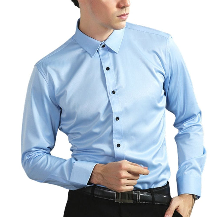 Detailaufnahme: Hochwertiges, atmungsaktives Herrenhemd, faltenfrei und knitterarm, ideal für den ganzen Tag.