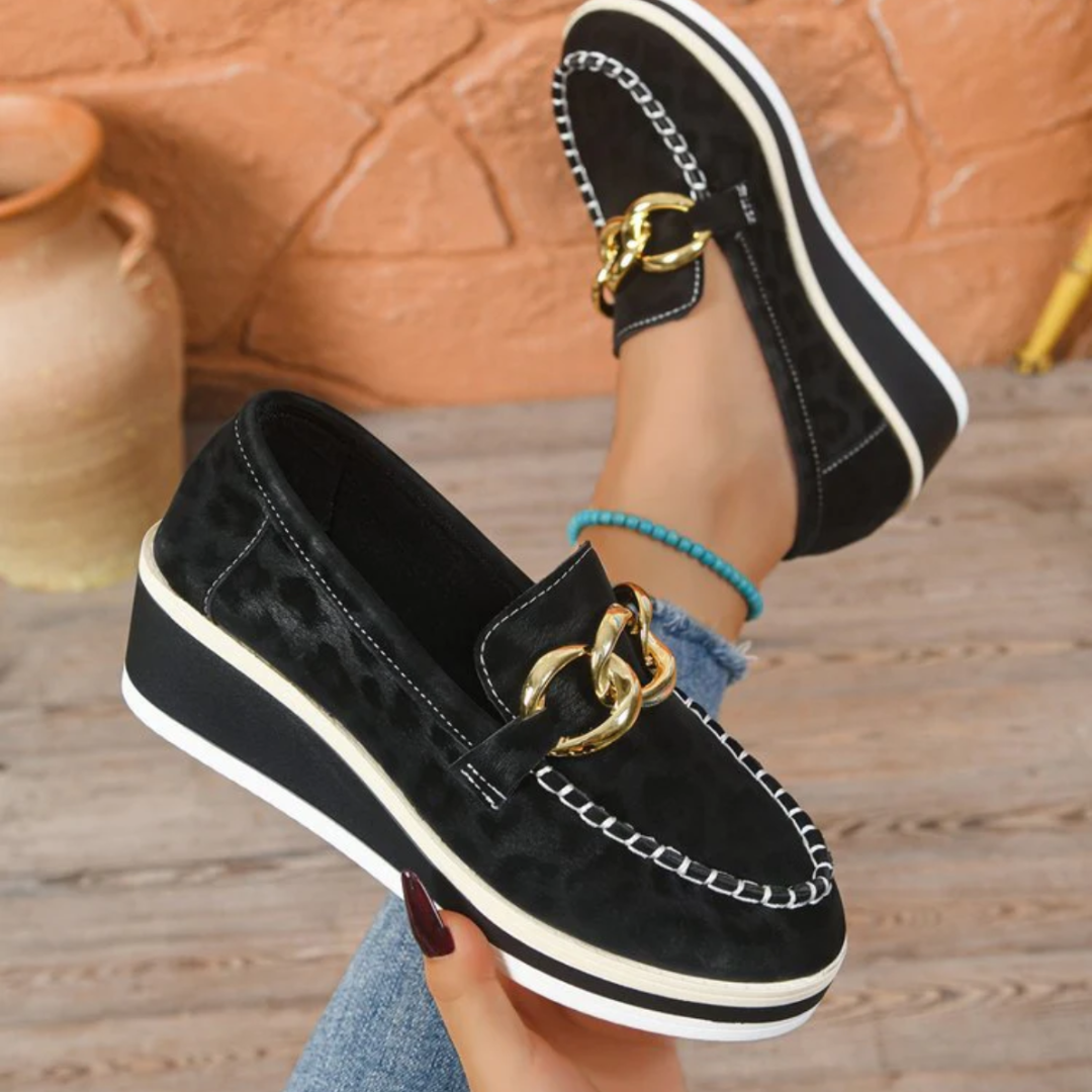 Stylischer Damen Loafer Keilabsatz in Leoparden-Optik. Orthopädisch gepolstert, bequeme Schuhe für moderne Frauen.
