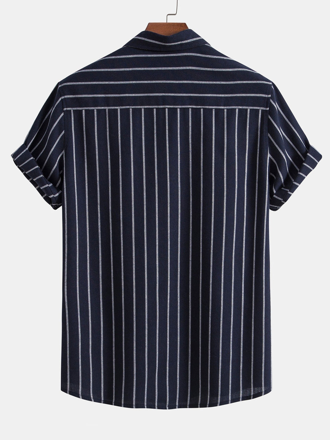 Entspannter Leinen-Look für Männer: Sommerhemd und leichte Hose, ideal für hohe Temperaturen.