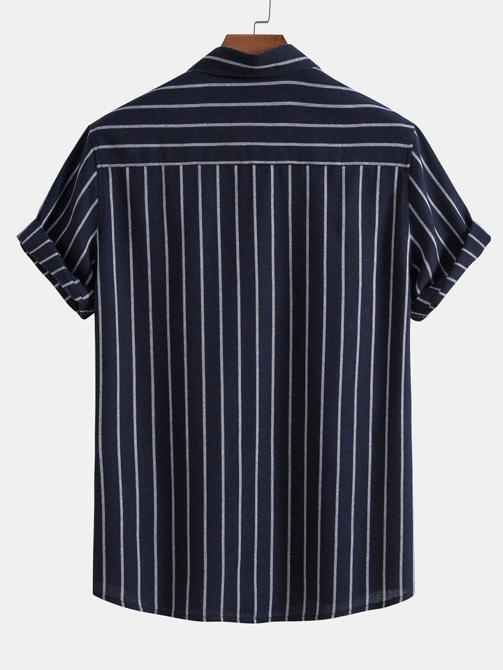 Entspannter Leinen-Look für Männer: Sommerhemd und leichte Hose, ideal für hohe Temperaturen.