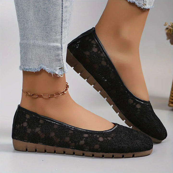 Elegante Damen Ballerinas mit floralem Muster. Feminine, flache Schuhe für stilbewusste Frauen.