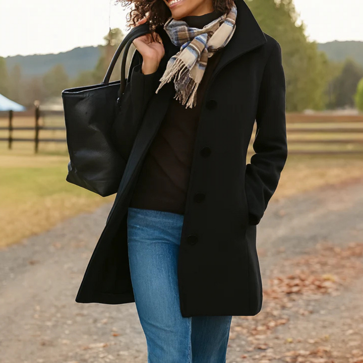 Stilvolle Frau trägt klassischen, mittellangen Damen Knopfmantel, perfekt für Büro & Freizeitlook.