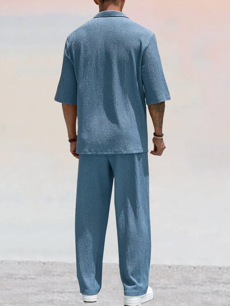 Herren Freizeit Zweiteiler mit Poloshirt & Hose. Lässiges, komfortables Sommeroutfit für Männer und Urlaub.