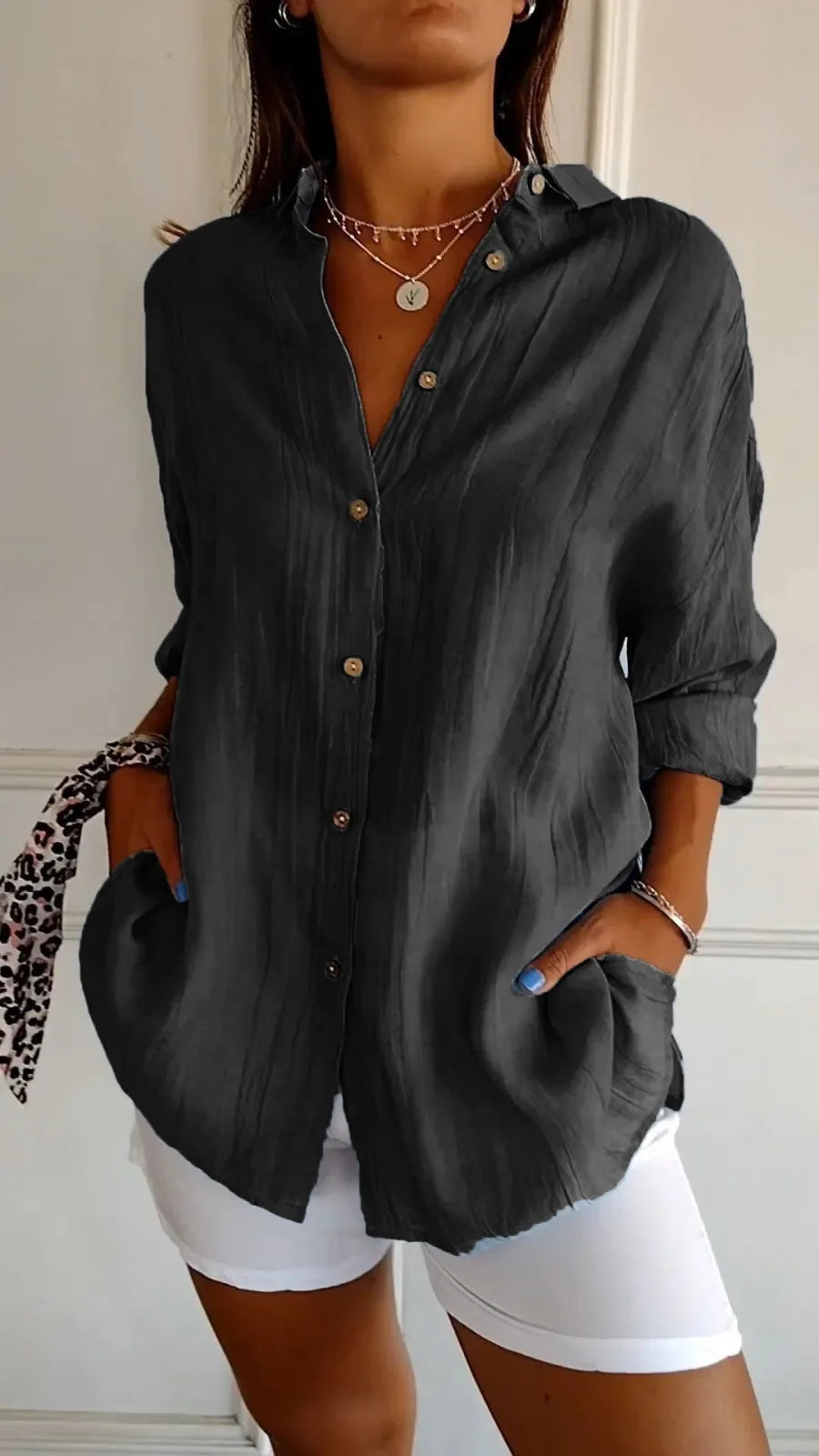 Klassische Damen Hemdbluse mit Reverskragen & durchgehender Knopfleiste. Ein elegantes Oberteil für Damenmode.