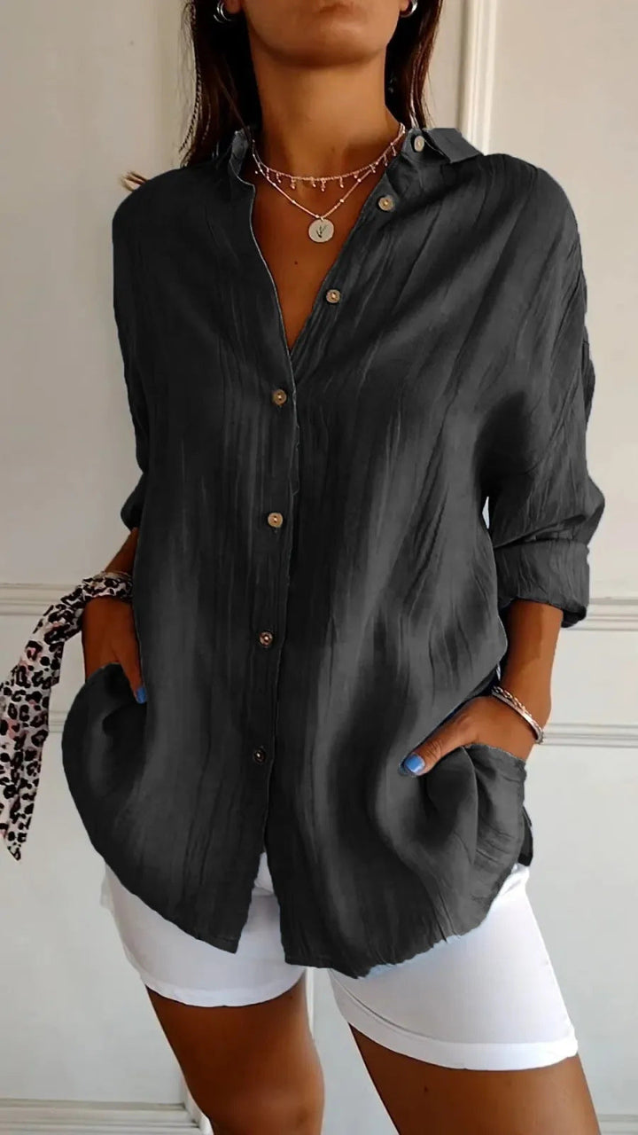 Klassische Damen Hemdbluse mit Reverskragen & durchgehender Knopfleiste. Ein elegantes Oberteil für Damenmode.
