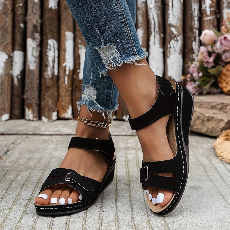 Frau trägt gelbe orthopädische Damen Sandalen mit Fußgewölbestütze im Freien, Komfort für Sommer.