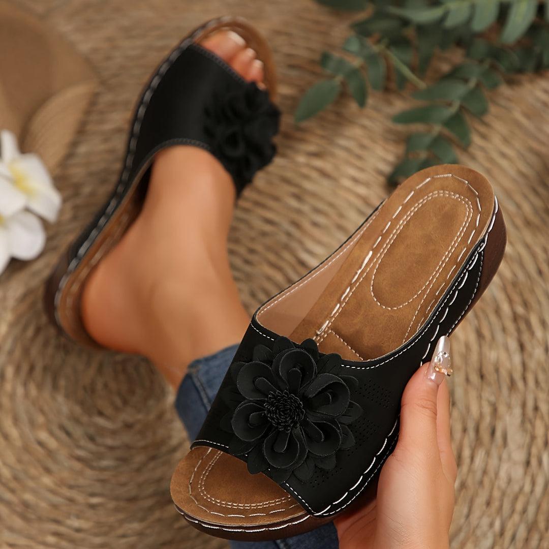 Weiße Orthopädische Sandalen Athenia. Leichte Sommerschuhe, perfekt für entspannte Outdoor-Aktivitäten.