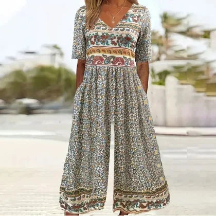 Bequemer Floral Jumpsuit für Damen, ideal für Freizeit und Urlaub. Luftiger Overall mit weitem Bein für den Sommer.