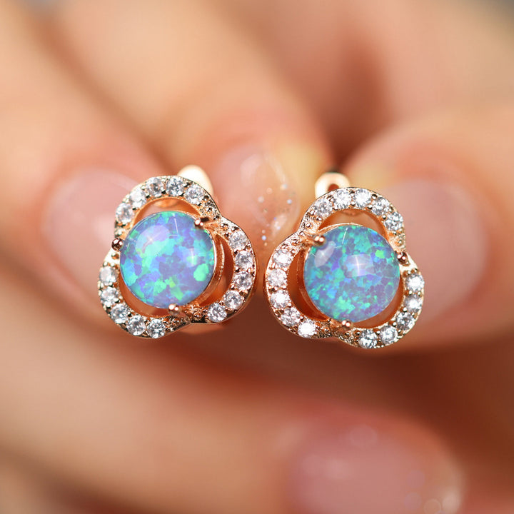 Glänzende Opal Kleeblatt Ohrringe für Damen, besetzt mit Zirkonia, erhältlich in Roségold oder Silber.
