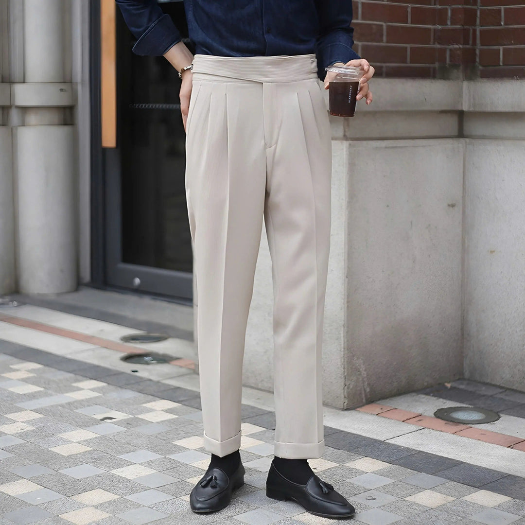 Bequeme weiße Freizeithose für Herren, weich & bequem, ideal für den Sommer.
