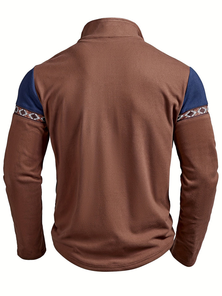 Mann trägt braunen Herrenpullover mit Ethno-Muster, Halb-Reißverschluss, ideal für Freizeit