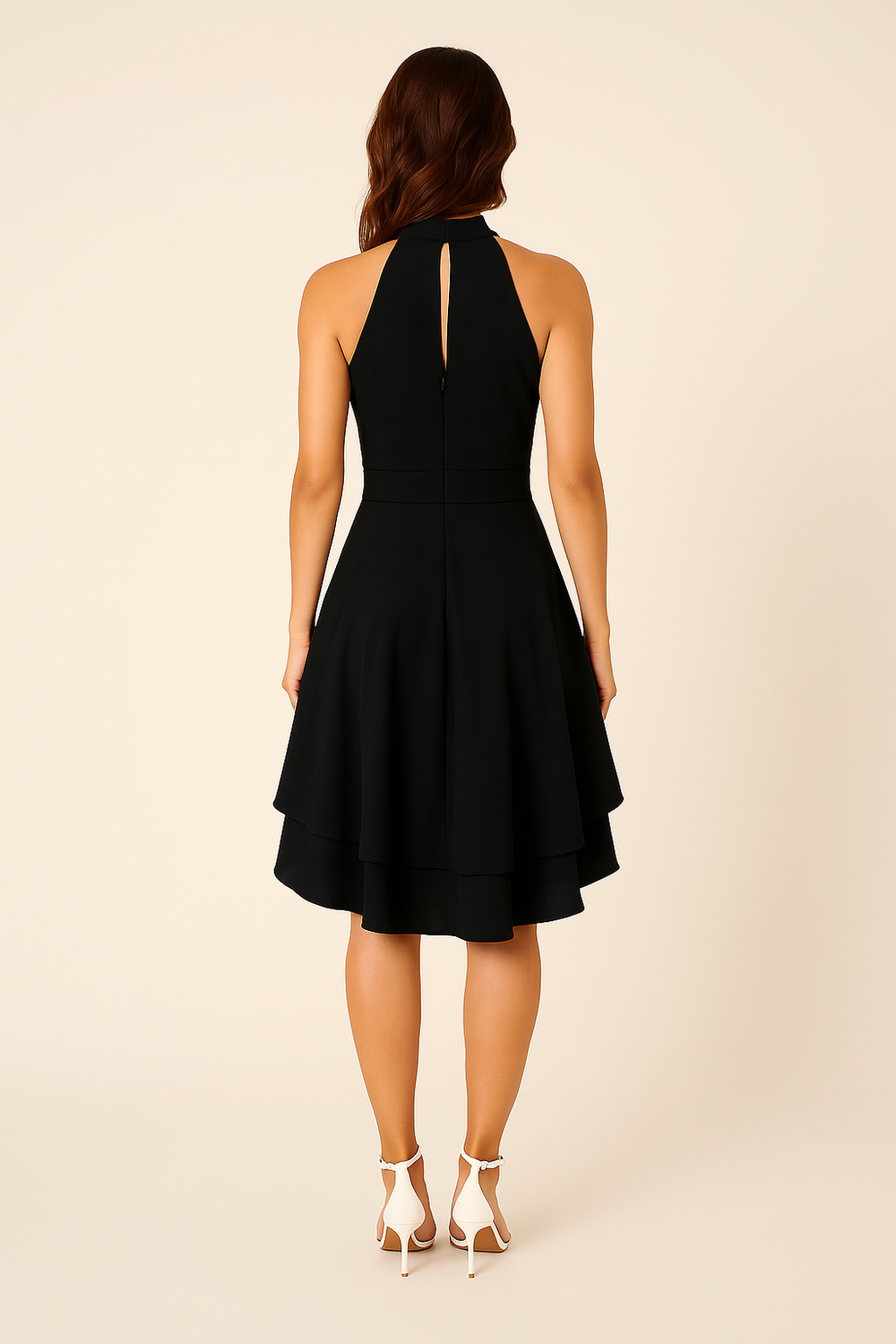 Feminin geschnittenes Damen Neckholderkleid mit elegantem Oberteil und fließendem High-Low Rock, perfekt für den Sommer.