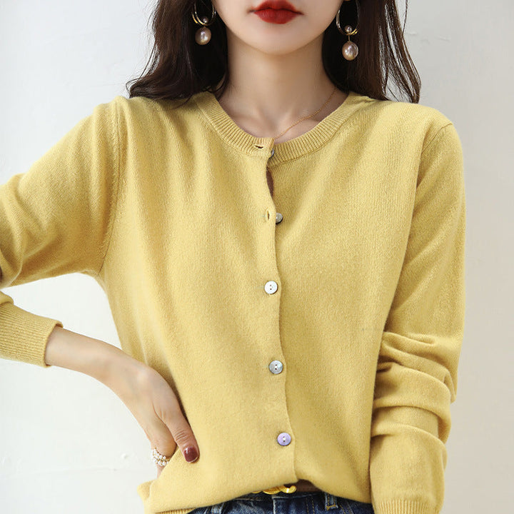 Lässige Damen Strickjacke, offen getragen, für entspannte Alltagslooks. Vielseitiges Oberteil aus Strickmode.