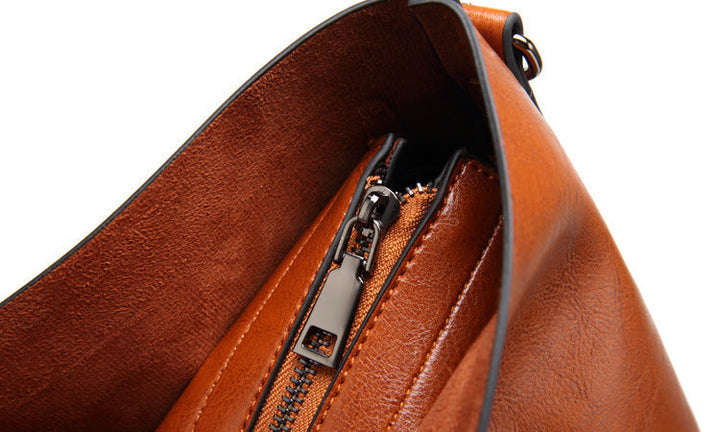 Klassische Damen Handtasche im Retro-Look, auch als praktische Umhängetasche tragbar.