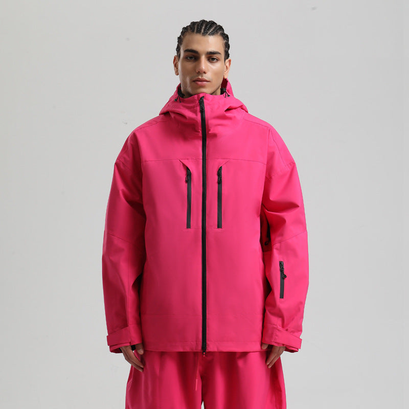 Detailaufnahme: Hochwertiges Material der warmen Herren Skijacke. Optimaler Schutz bei Kälte & Schnee.