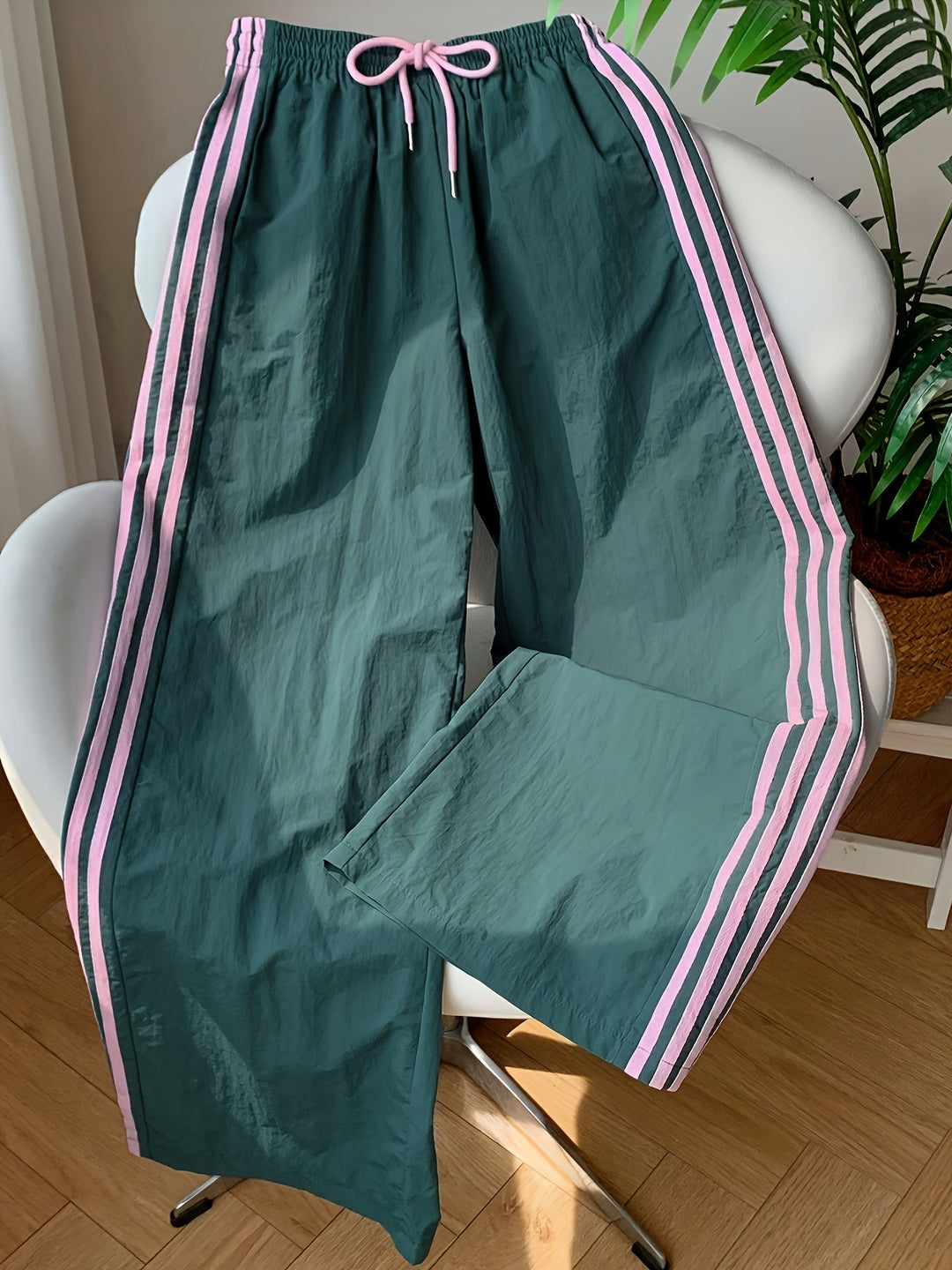 Damen Athleisure Hose mit weitem Bein & Seitenstreifen für lässigen Komfort im Frühling/Sommer.