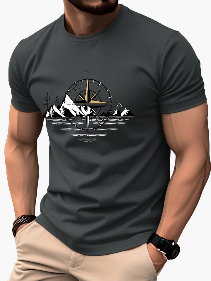 Nahaufnahme des Kompass-Bergmotivs auf dem Herren Grafik T-Shirt. Detailliertes Natur-Design für Männer.