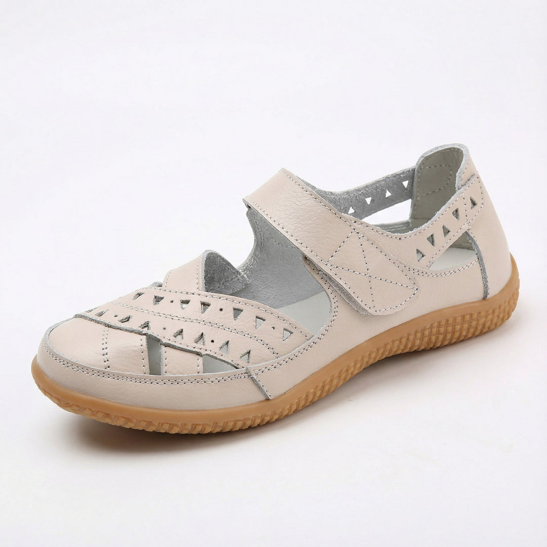Fokus auf die gepolsterte Sohle der Damen Sandalen. Orthopädische Geh-Sandalen für lang anhaltenden Sommer-Komfort.