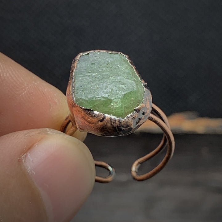 Frauenring mit Rohstein Geburtsstein, verstellbar. Edler Naturstein Schmuck.