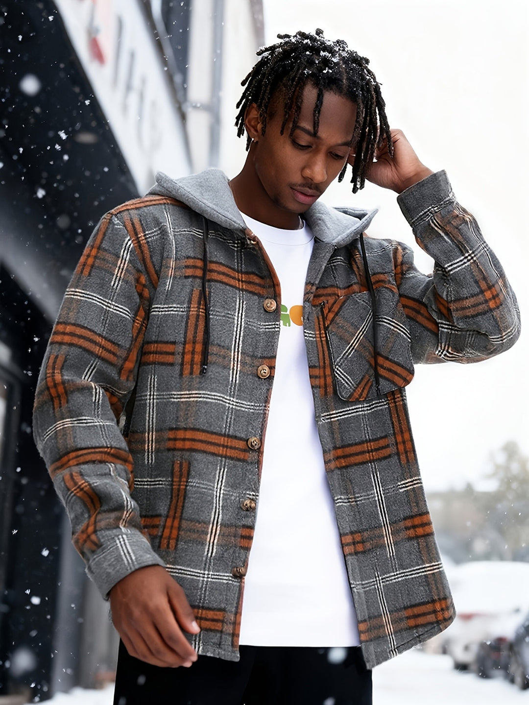 Klassische karierte Herren Hemdjacke mit Kapuze. Bequeme Freizeitjacke für jeden Tag im Herbst und Frühling.