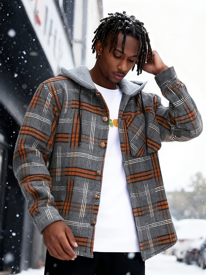 Klassische karierte Herren Hemdjacke mit Kapuze. Bequeme Freizeitjacke für jeden Tag im Herbst und Frühling.