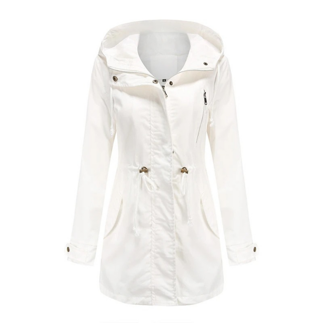 Frau trägt leichte, elegante Damen Sommerjacke Amira, lang geschnitten. Perfekt für stilvolle Freizeitlooks.