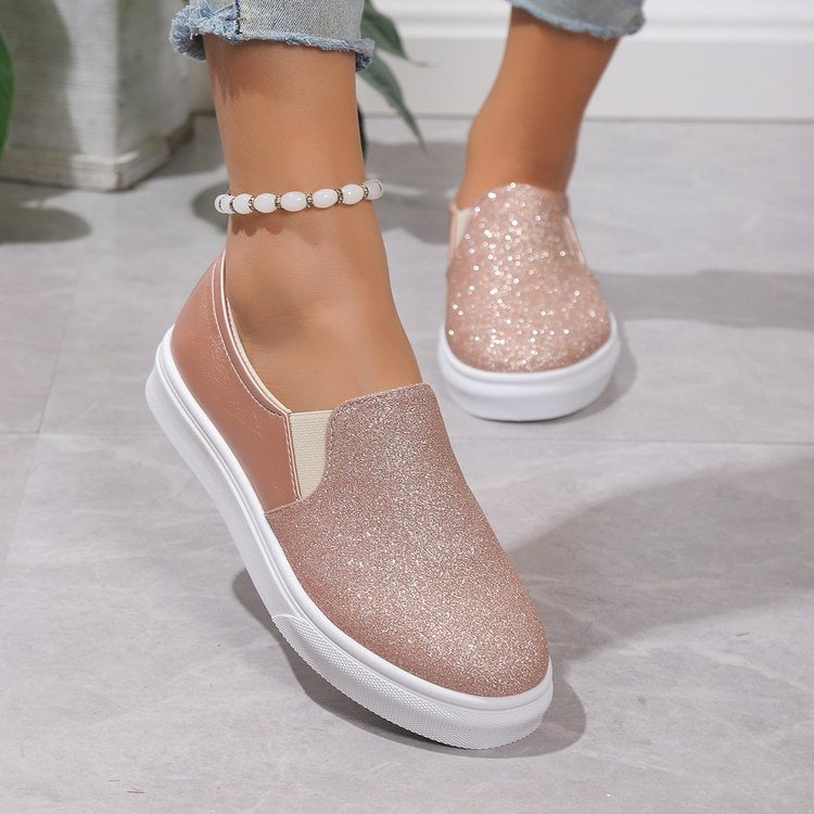 Nahaufnahme der schimmernden Pailletten auf einem bequemen Damen Slipper, vielseitig für Alltag & Feiern.