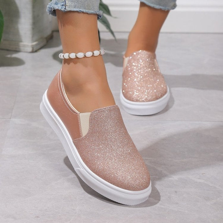 Nahaufnahme der schimmernden Pailletten auf einem bequemen Damen Slipper, vielseitig für Alltag & Feiern.