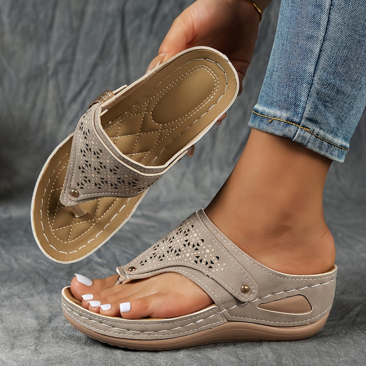Damen Sandalen im Bohemian-Stil beim Gehen; bequem für lange Sommertage; ideale Freizeitschuhe.