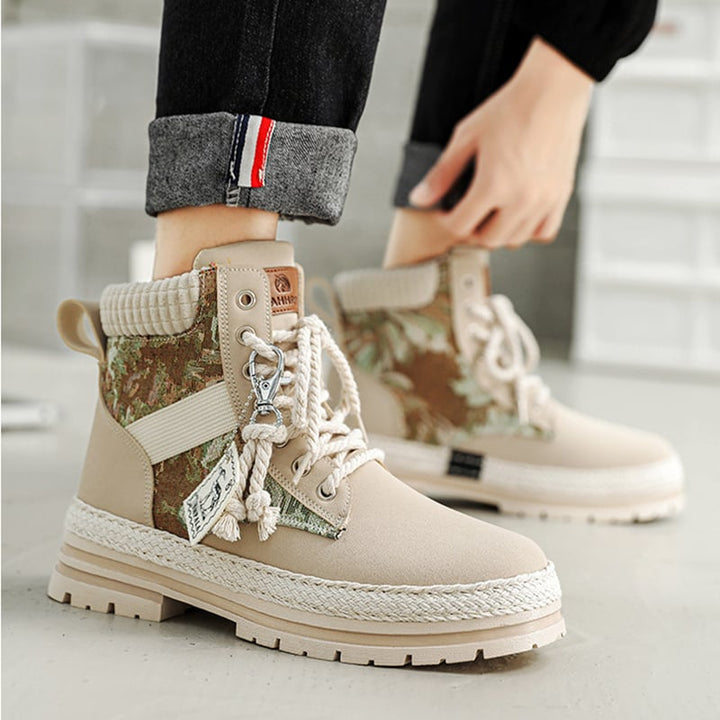 Herren hohe Schnürstiefel mit Rundspitze, stabilem Absatz und robuster Sohle für Alltag & Outdoor.