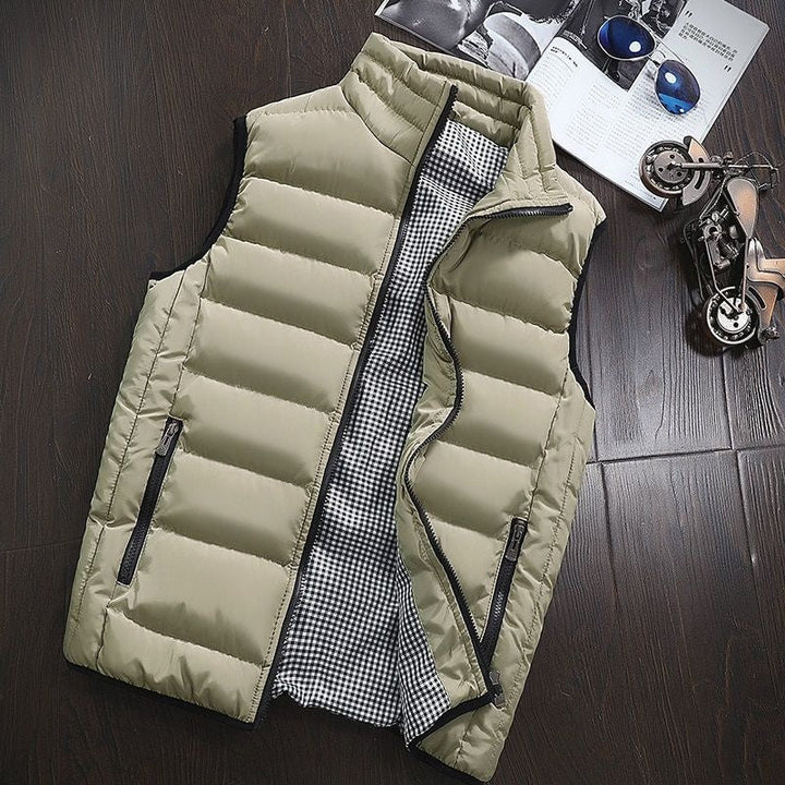 Herrenmode: elegante Stehkragen Weste, wasserabweisend & gefüttert. Warme Ganzjahresweste für Freizeitlooks.