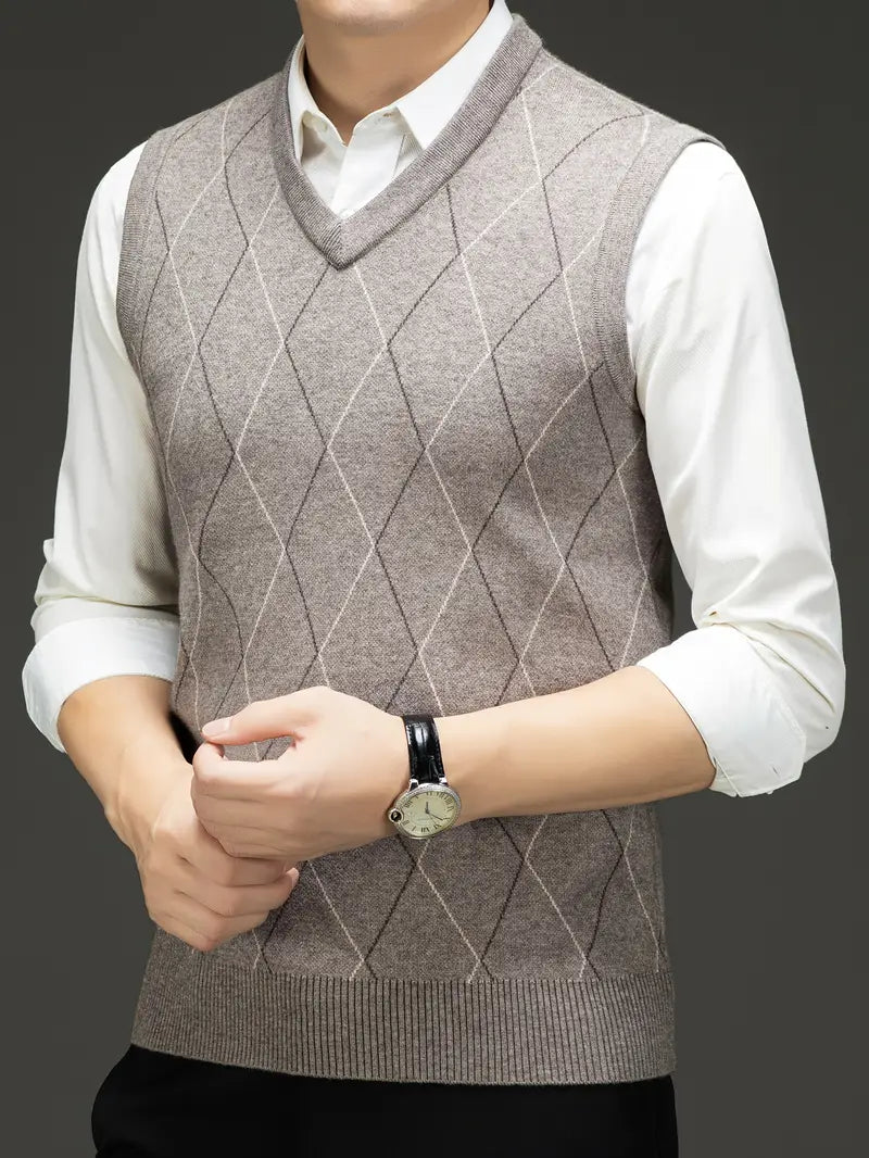 Khakifarbener Herren Slim Fit Strick-Bodywarmer mit V-Ausschnitt, komfortabel und stilvoll.