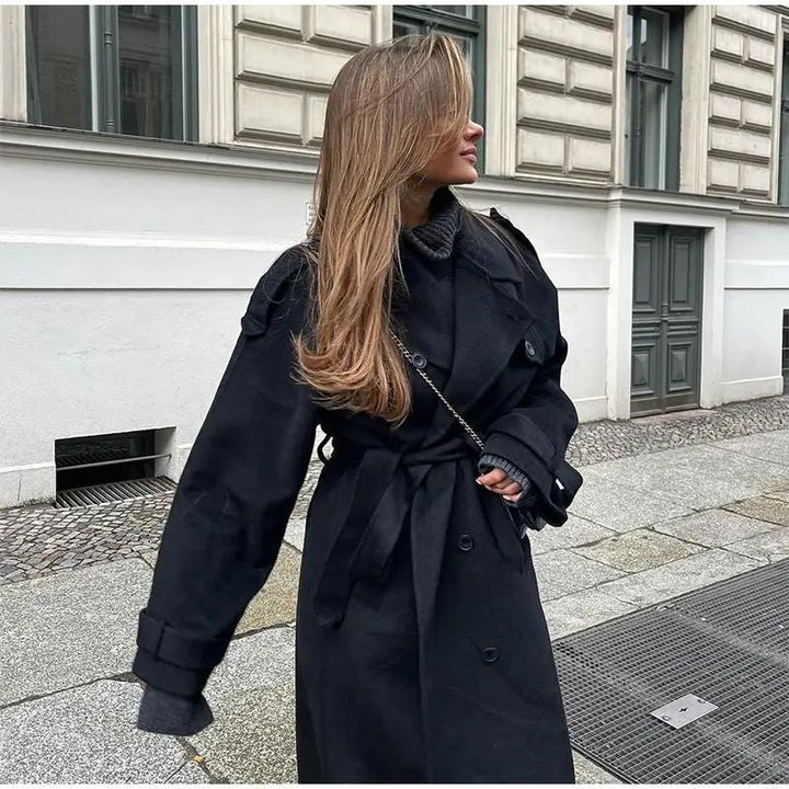 Langer Damen-Mantel im klassischen Design, elegant und warm, perfekt für kühle Herbst- und Wintertage.
