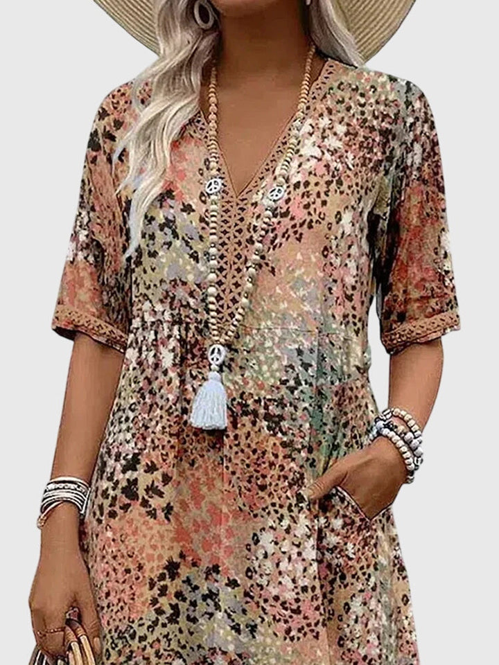Model in bedrucktem Damen Midi-Kleid. Relaxed Fit, bequem und stilvoll für die Freizeit oder Sommer.