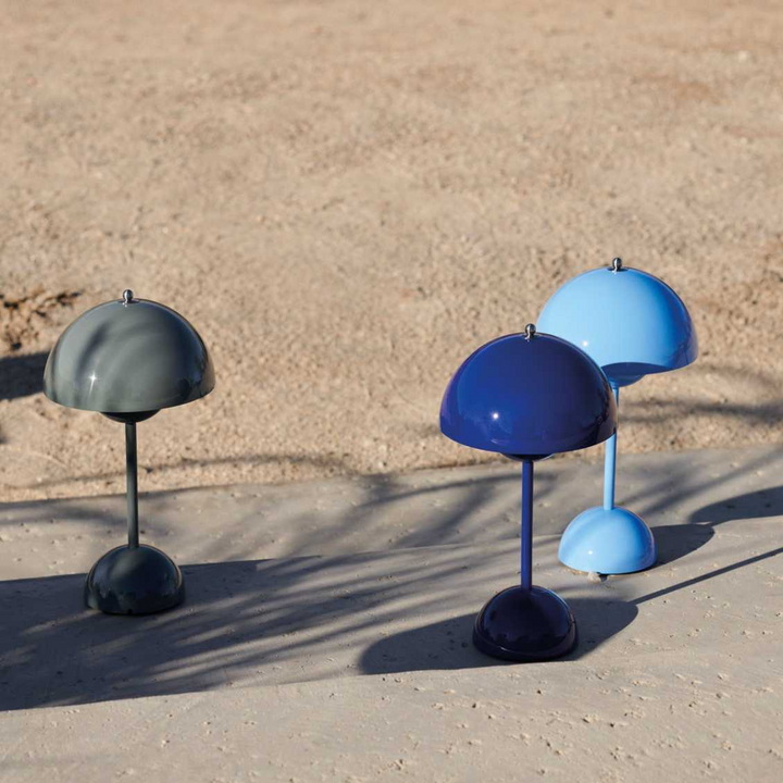 Schwarze dimmbare LED Tischlampe, kabellos, modernes Design für Ambientebeleuchtung.
