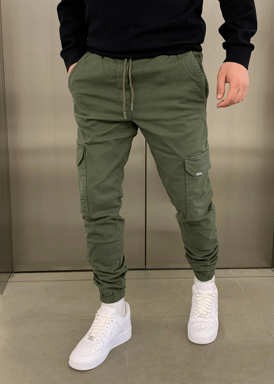 Moderne Herren Cargohose im Jogging-Stil, ideal für einen stylischen Streetstyle-Look im Alltag. Bequem und lässig.
